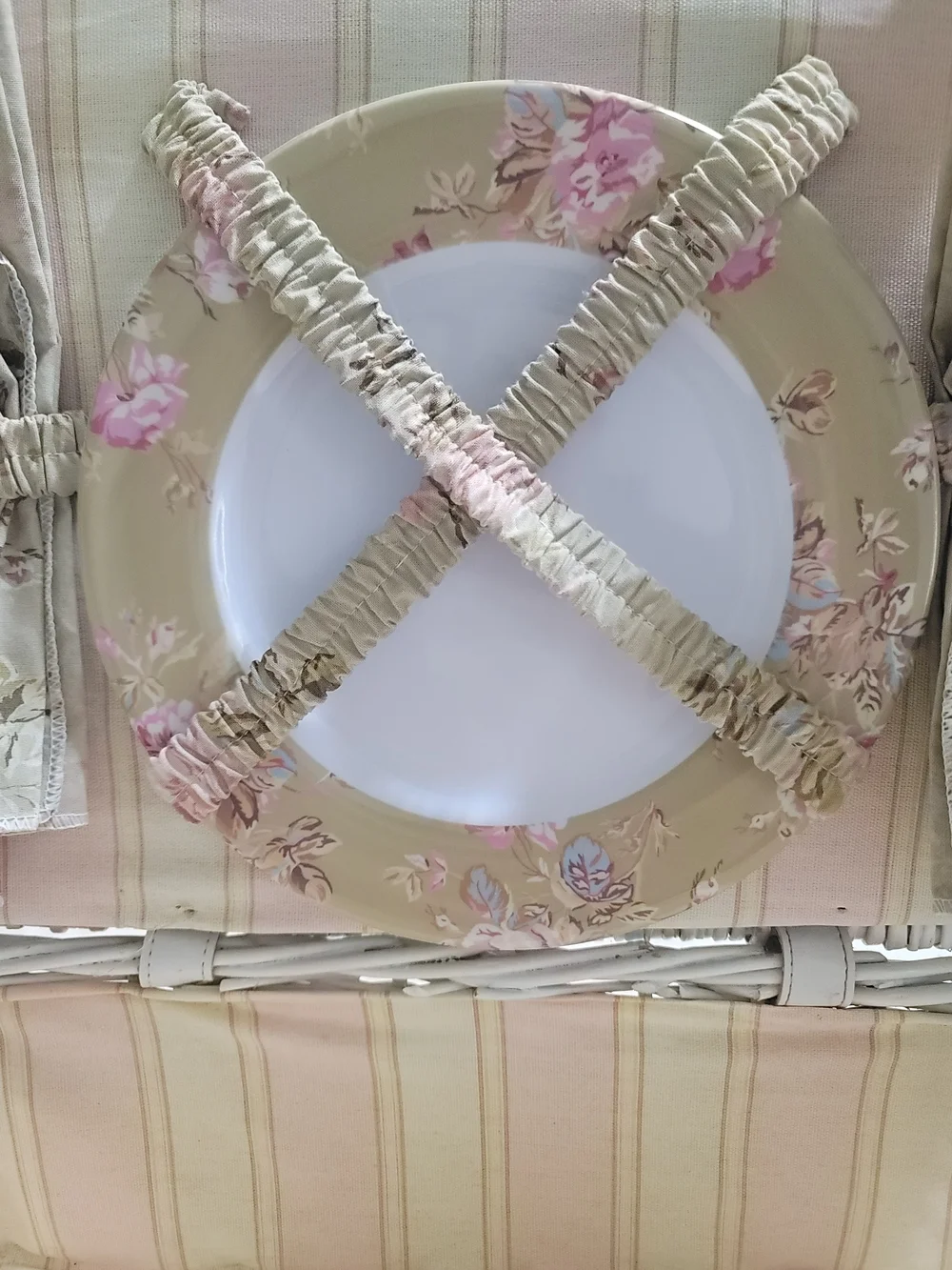 Very Rare‎ Rachel Ashwell Simply Shabby Chic Picnic Basket White Wicker Pink